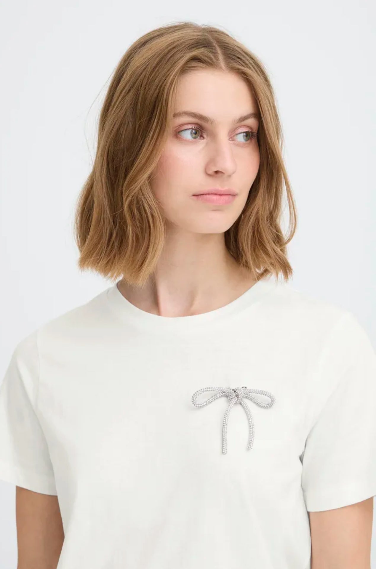 ICHI KAMILLE SS TSHIRT CLOUD DANCER BOW BROOCH 20124728