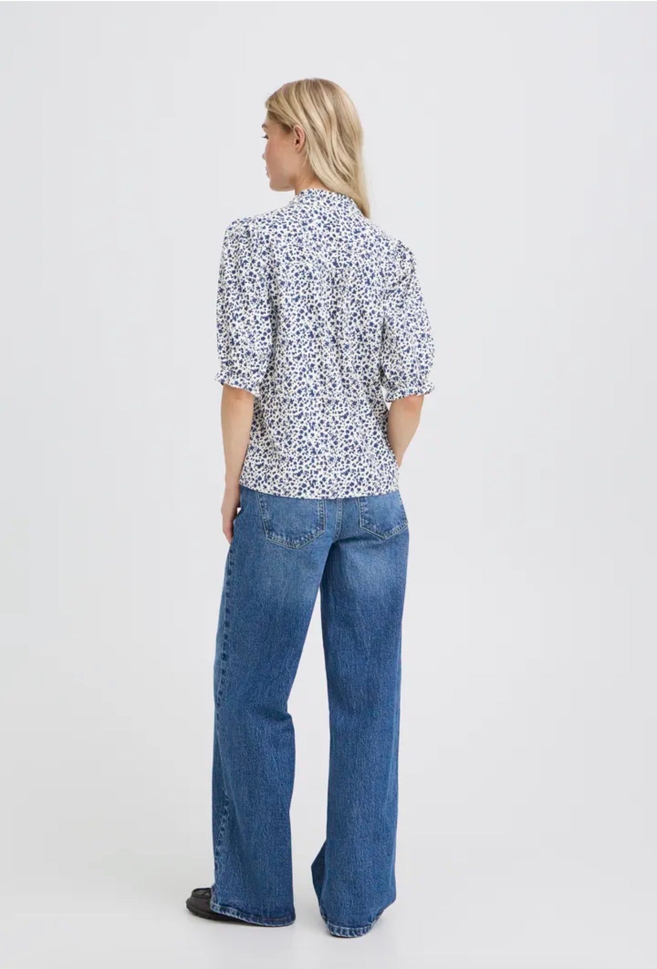 B YOUNG FALAKKA PUFF BLOUSE 20818825 MEDIEVAL BLUE FLOWER