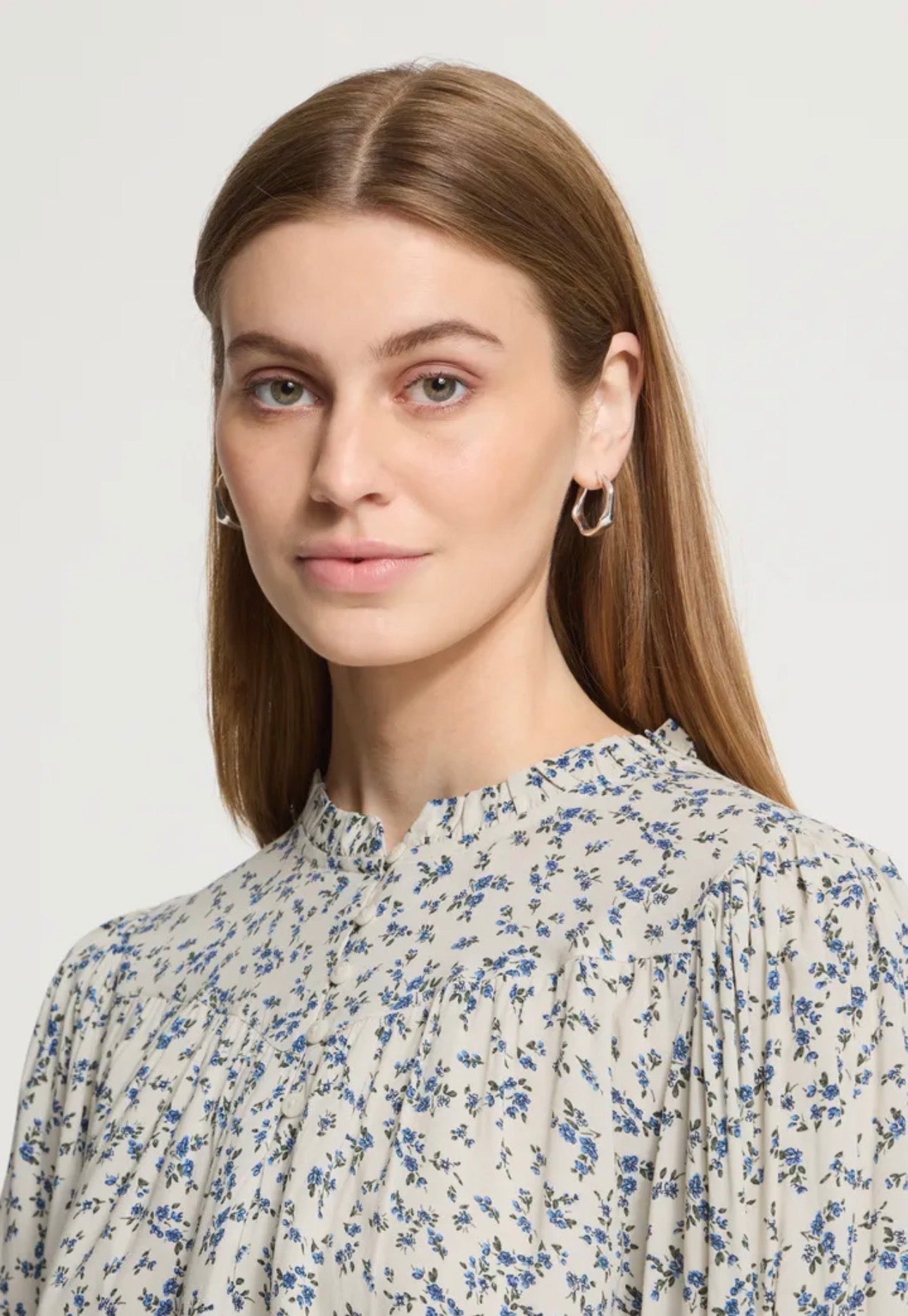 ICHI VERA LS BLOUSE -BIRCH/BLUE FLOWER PRINT