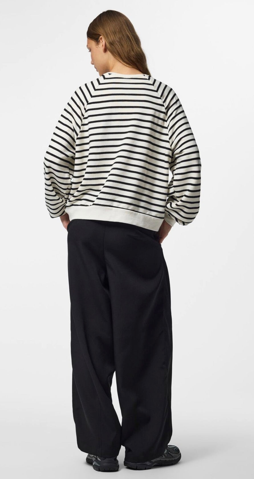 PIECES GRETA LS EMB SWEATSHIRT - CLOUD DANCER/BLACK + HEART