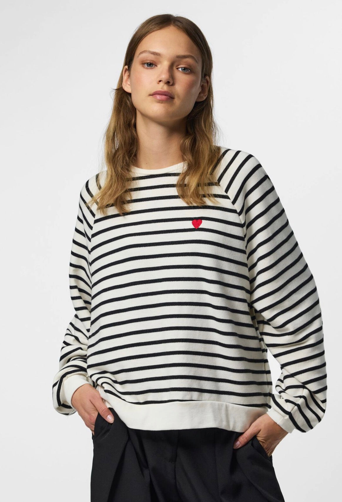 PIECES GRETA LS EMB SWEATSHIRT - CLOUD DANCER/BLACK + HEART