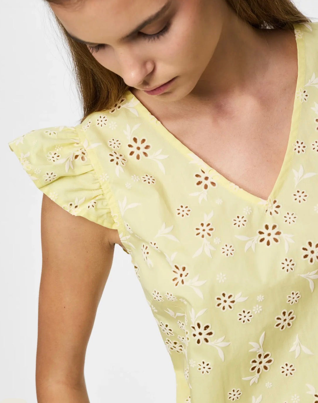 PIECES BANNA SLEEVELESS V-NECK TOP FRENCH VANILLA