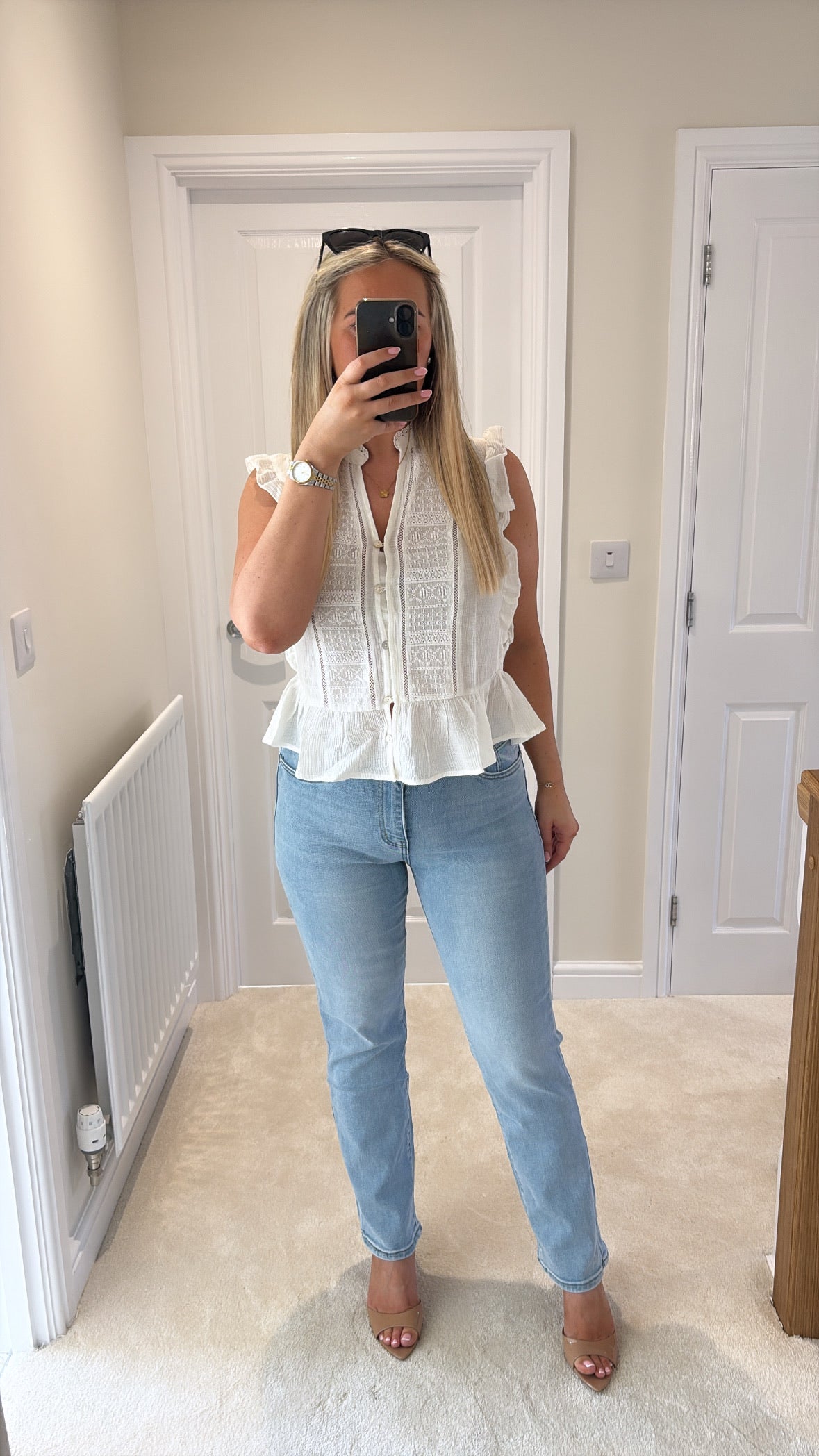 LIGHT WASH STRAIGHT LEG JEANS