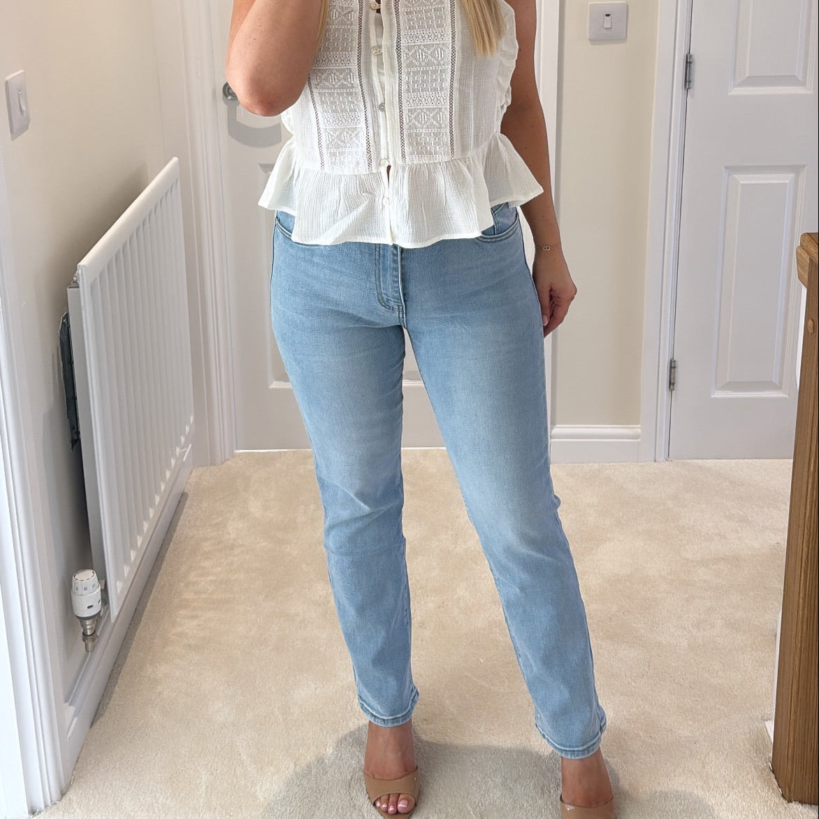 LIGHT WASH STRAIGHT LEG JEANS