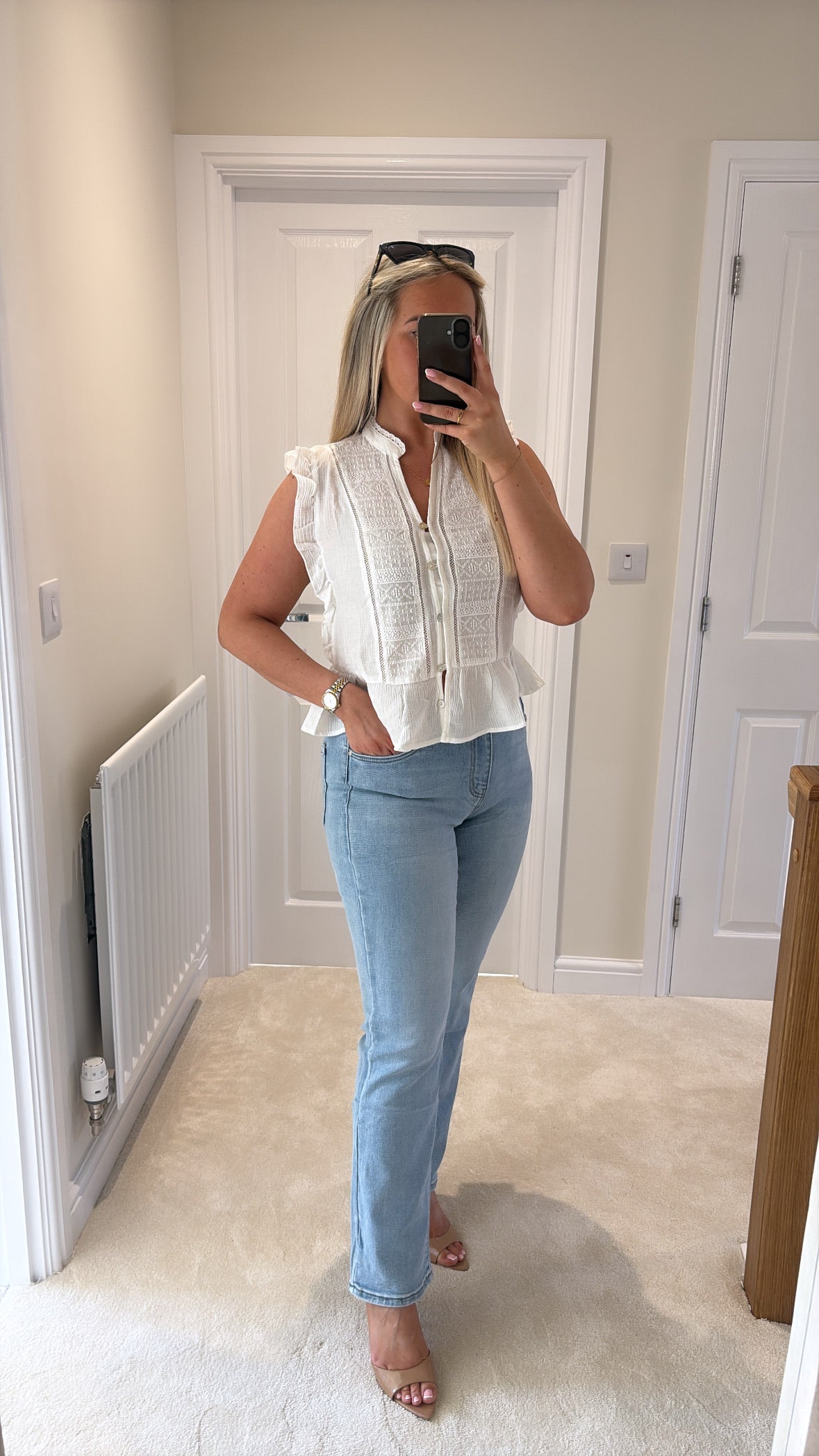 LIGHT WASH STRAIGHT LEG JEANS