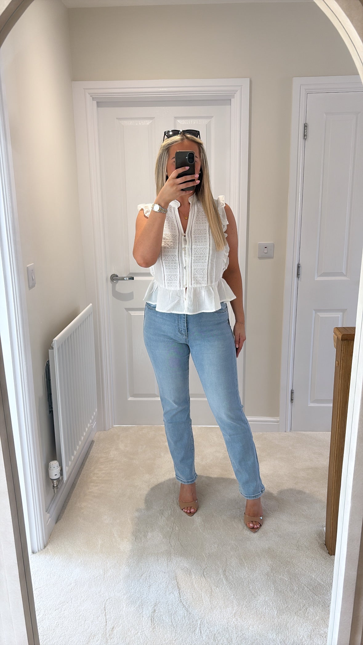 LIGHT WASH STRAIGHT LEG JEANS