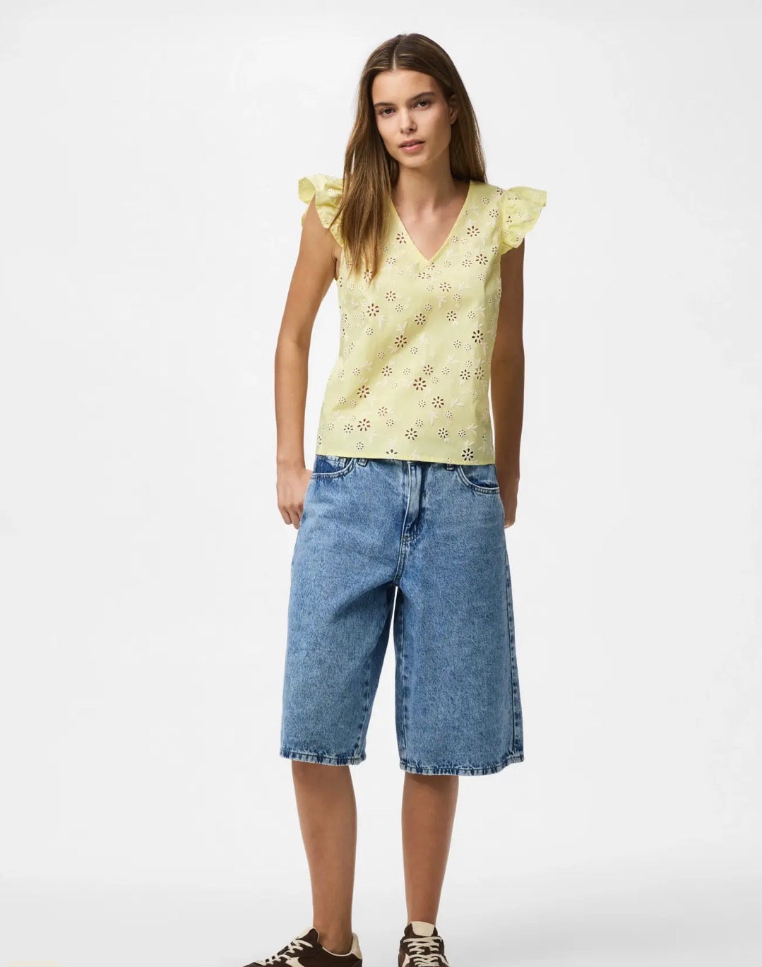 PIECES BANNA SLEEVELESS V-NECK TOP FRENCH VANILLA