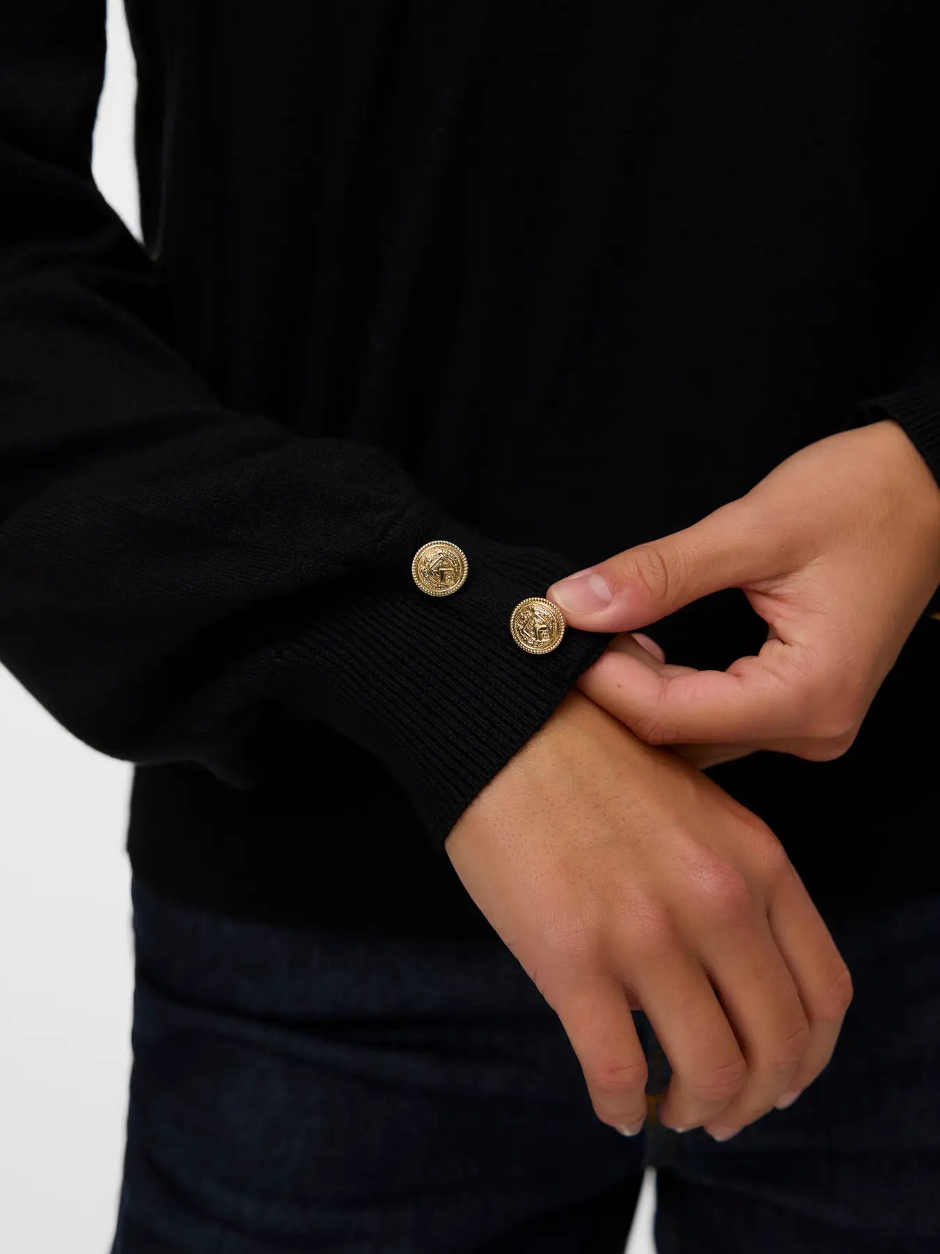 VERO MODA HOLLYKARIS LS V-NECK PULLOVER BLACK/GOLD BUTTONS